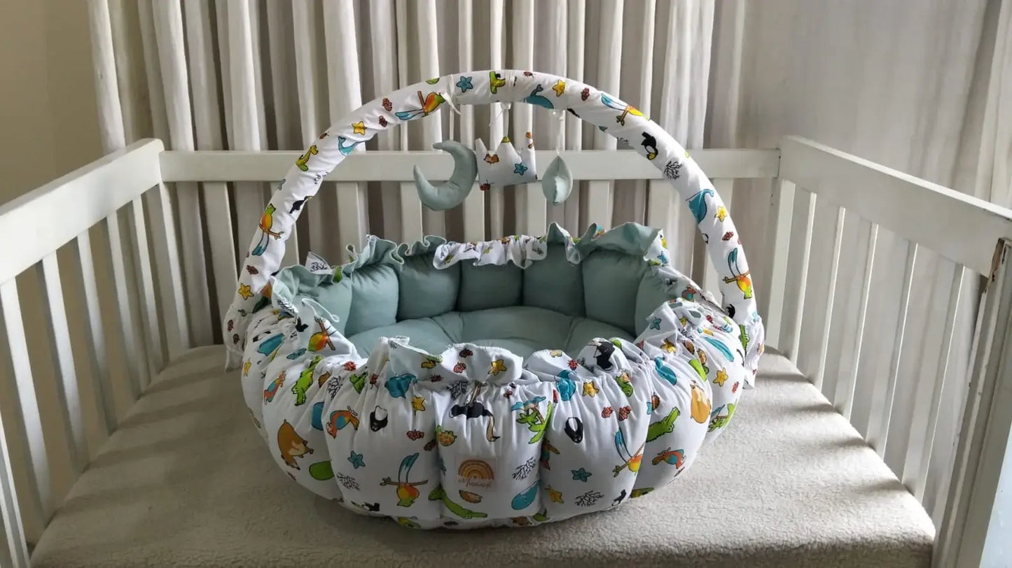 Printed Cotton Baby Round Cot with Pillow & Toy Hanging Rod – Cadet Zoo