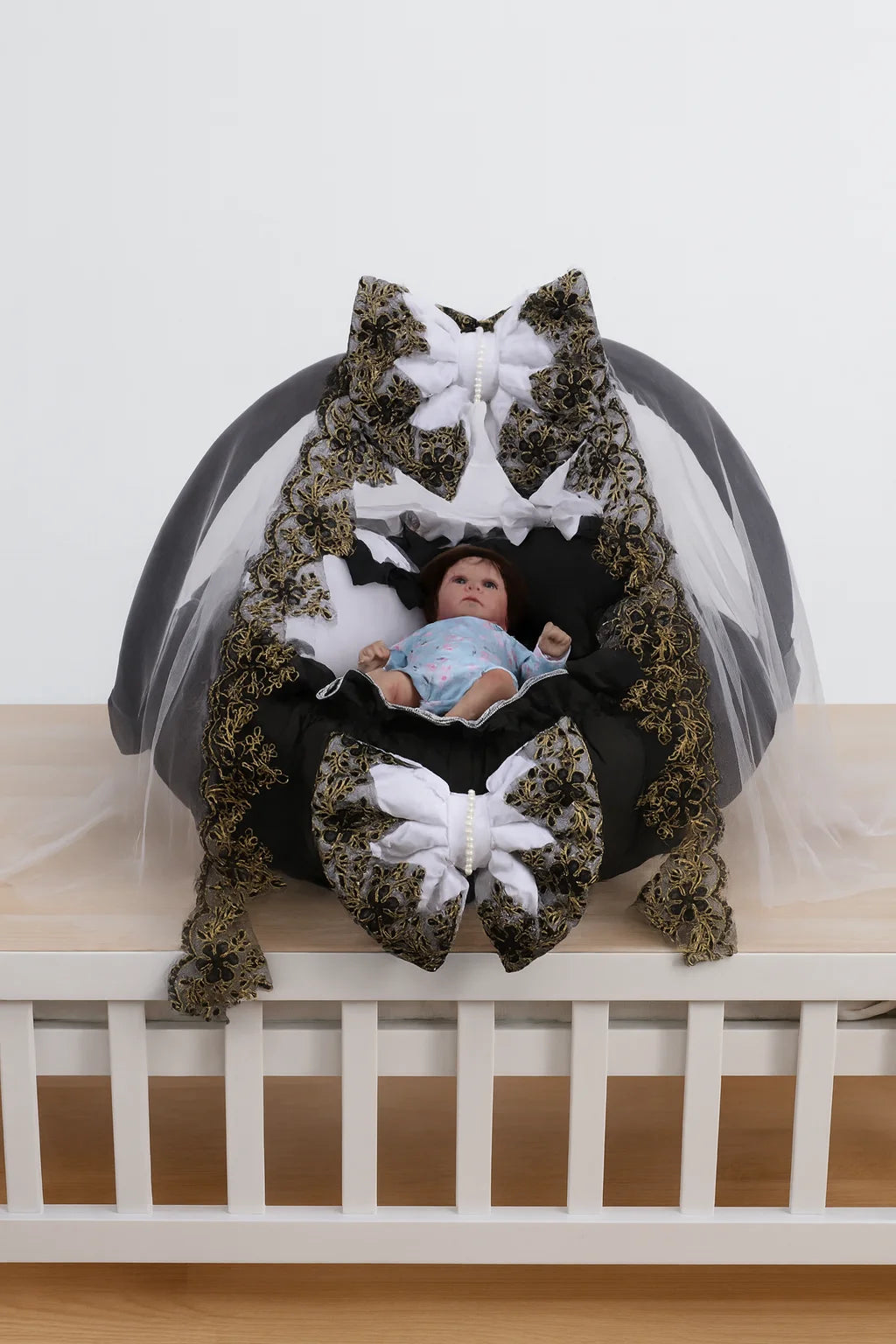 Luxury Baby Round Snuggle Bed with Pillows & Mosquito Net – Black & White - Paidaish 