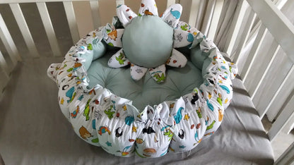 Printed Cotton Baby Round Cot with Pillow & Toy Hanging Rod – Cadet Zoo